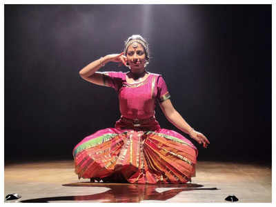 Woman performing Bharatnatyam the classical dance of India - Stock Photo -  Masterfile - Rights-Managed, Artist: Photosindia, Code: 857-03554025