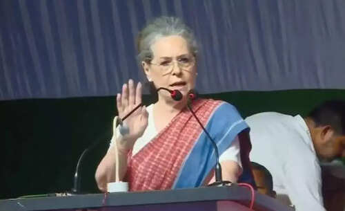 Karnataka polls: Election Commission asks Congress to &lsquo;clarify, rectify&rsquo; Sonia&rsquo;s sovereignty comment