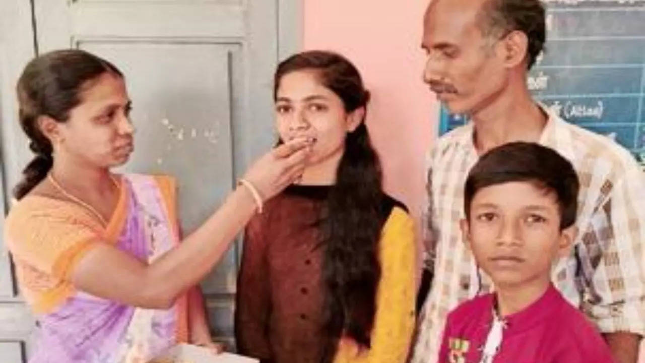 Tamil Nadu daily wager's daughter scores 600/600 in Class 12 - Times of  India