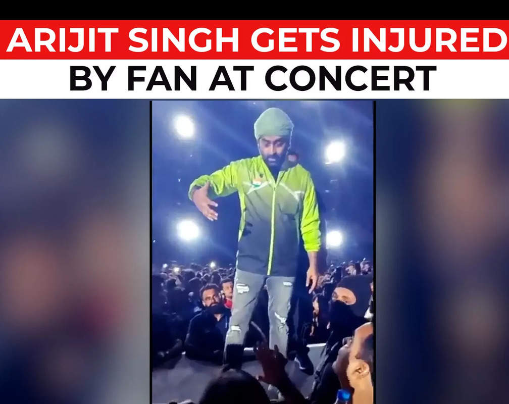 
Singer Arijit Singh gets injured after excited fan pulls his hand at Aurangabad Concert
