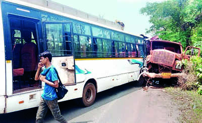 1 killed as bus collides with oil tanker in West S’bhum