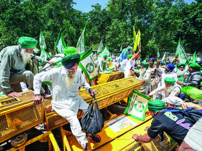Farmers scale barricades to join wrestlers’ protest