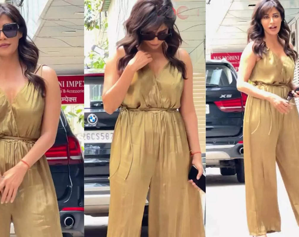 
Watch 46-year-old Chitrangda Singh adjusts her dress with CONFIDENCE, gives a perfect pose
