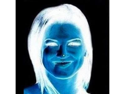 Optical illusion: Girl in inverted colors