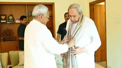 Nitish Kumar calls on Naveen Patnaik; Odisha CM denies any alliance talks