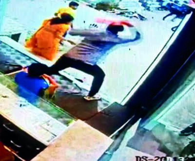 Man fights robbers, saves ₹12L jewellery