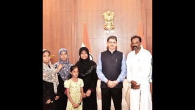 Raj Bhavan hosts Class XII topper in Tamil Nadu