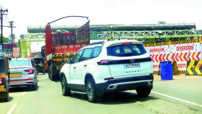Traffic crawls on Pune-Bengaluru highway stretch amid works