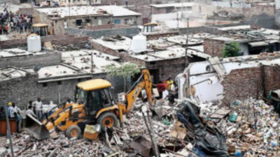 2 women on stir over Tughlaqabad demolition drive, over 100 others join them