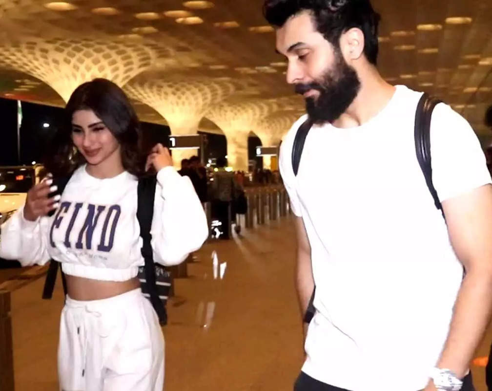 
'Bye, goodnight, abhi jakar soo jaoo' - Mouni Roy involves in fun banter with paps at airport
