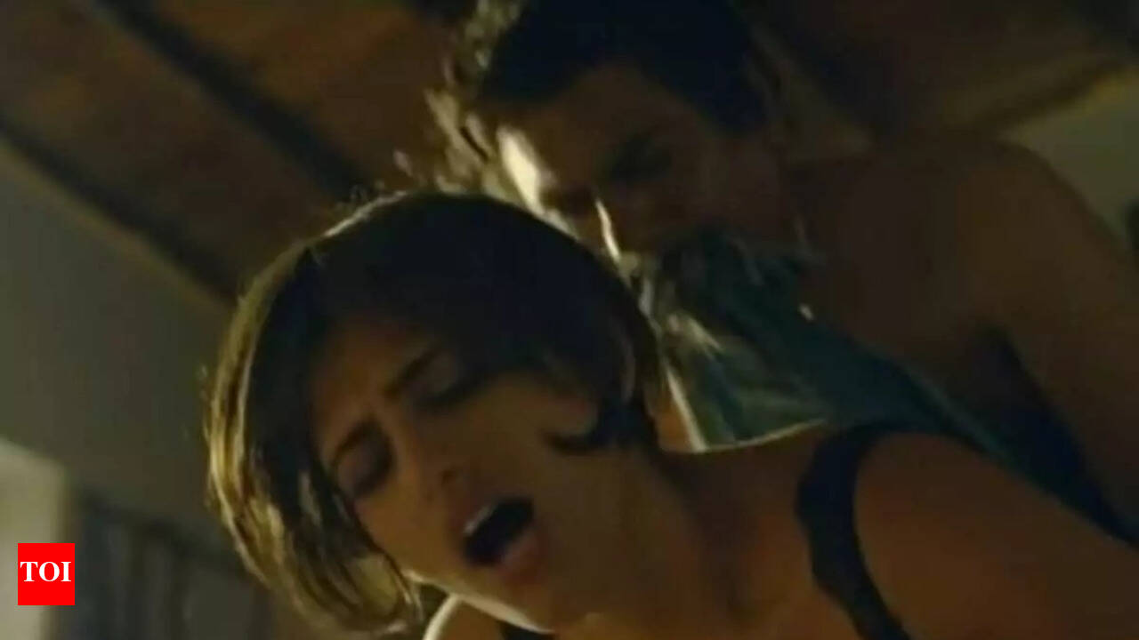 Kubbra Sait reveals she used to kiss Nawazuddin Siddiqui on the cheeks  before convincing him to shoot their sex scenes | Hindi Movie News - Times  of India