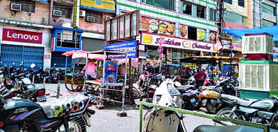 Illegally parked vehicles choke road in JSR’s Sakchi