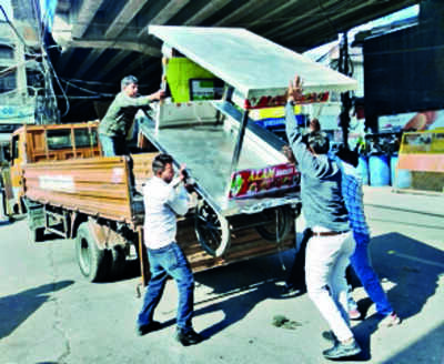 MC removes roadside vends