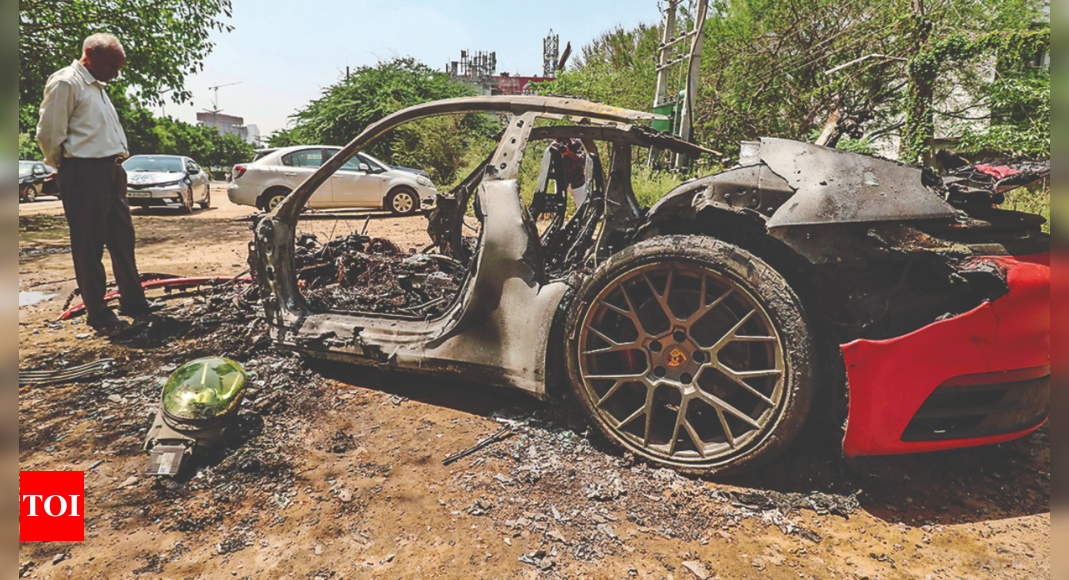 Porsche: Porsche Hits Divider, Crashes Into Tree, Goes Up In Flames ...