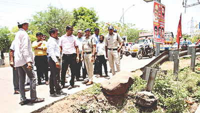 Collector reviews city traffic, asks cops to check illegal parking