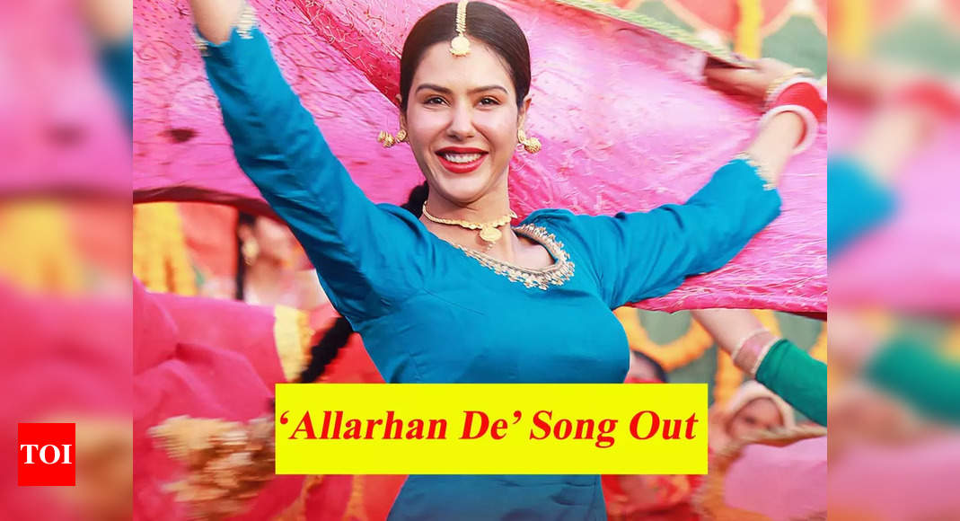 Pakistani Actress Ayeza Khan Recreates Sridevi's Hit Chandni Song 'Mere  Haathon Mein' - Watch