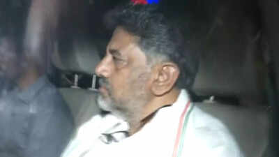 Bengaluru: Former Karnataka CM Siddaramaiah, DK Shivakumar and other Congress leaders arrive for CLP meet