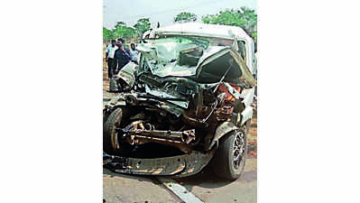 2 critical among 13 hurt in 2 separate accidents in Dumka