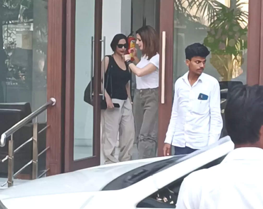 
Malaika Arora and Sussanne Khan spotted at Arbaaz Khan’s residence
