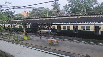 Coach detaches from EMU at Saidapet, rail traffic hit
