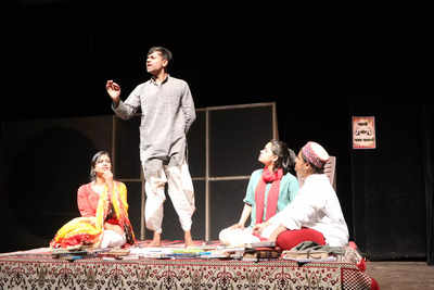 Solan University's students depict Suraj Ka Satwa Ghoda on stage