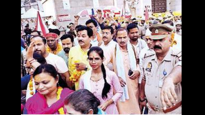 UP: Gyanvapi plaintiffs offer prayers at Kashi Vishwanath Dham