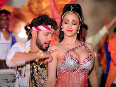 Namrata Malla again impresses the fans with her moves in the song 'Chadhal Jawani Rasgulla'