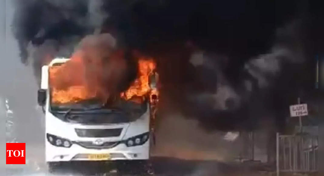 मंगलुरु में निजी बस में लगी आग, कोई हताहत नहीं |  मंगलुरु समाचार – टाइम्स ऑफ इंडिया