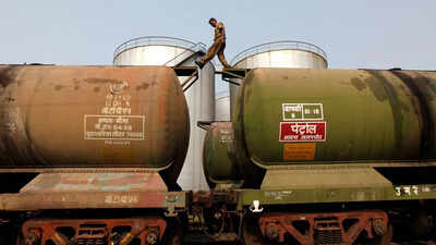 India's Russian oil buying hits record high, slashes Mideast, Africa share