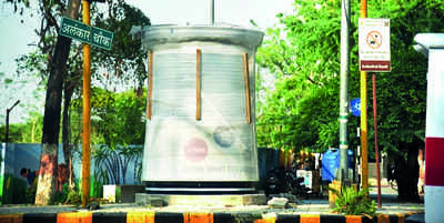 Smart traffic booths yet to open, cops stand under scorching sun