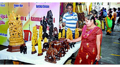 ‘One station one product’ stalls at rly stations prove boon for local artisans