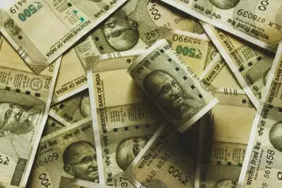 Rupee sinks to near 8-wk low on higher US yields, dollar