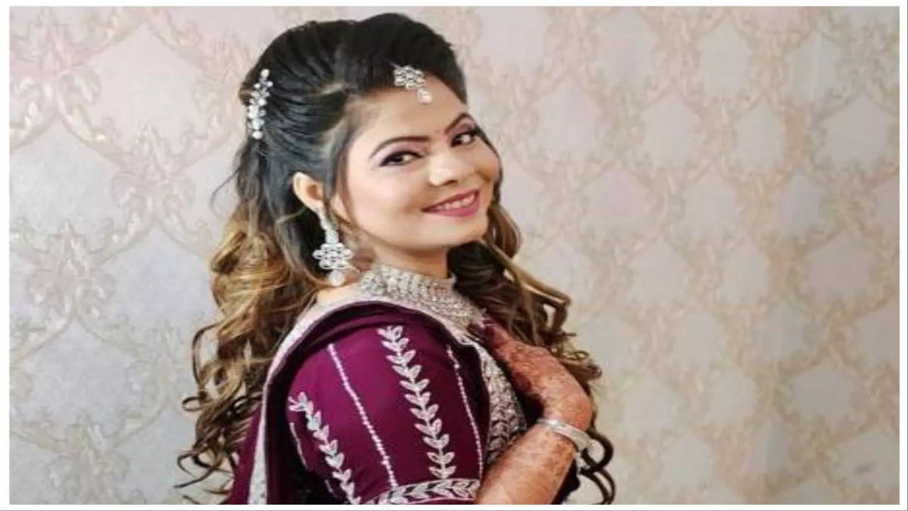 Hairstyle & makeup by Varsha Madan - 6 days workshop of Makeup, Hairstyle &  Saree . . How? What? Why? Don't worry, this workshop got you covered . 2  days of demonstration