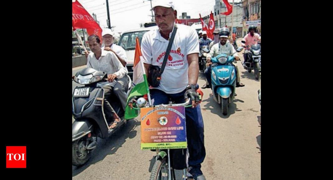 एक उद्देश्य के लिए साइकिल चलाना: पश्चिम बंगाल जूट फैक्टरी कार्यकर्ता रक्तदान के लिए चप्पू |  हैदराबाद समाचार – टाइम्स ऑफ इंडिया