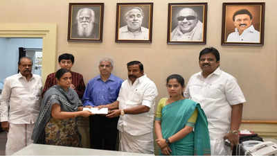 Minister hands over financial aid to kin of deceased Chennai councillors