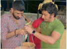 Prakash Khatri and Gaman Santhal team up to quench the thirst of wayfarers