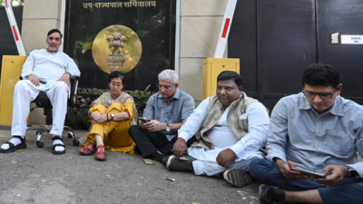 Negating Supreme Court order, Centre brings ordinance on Delhi officer postings