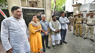 Negating Supreme Court order, Centre brings ordinance on Delhi officer postings