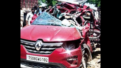 Four die, 8 injured as car crashes into truck in city