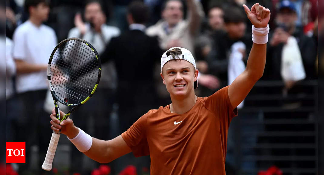 Norway's Casper Ruud celebrates a winning point during a semi final match  against Denmark's Holger Rune at the Italian Open tennis tournament in  Rome, Italy, Saturday, May 20, 2023. (AP Photo/Alessandra Tarantino