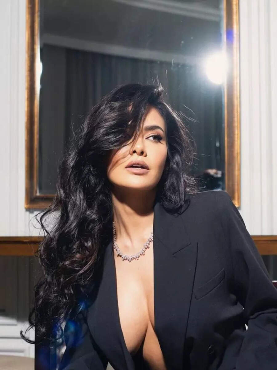 Esha gupta nip slip