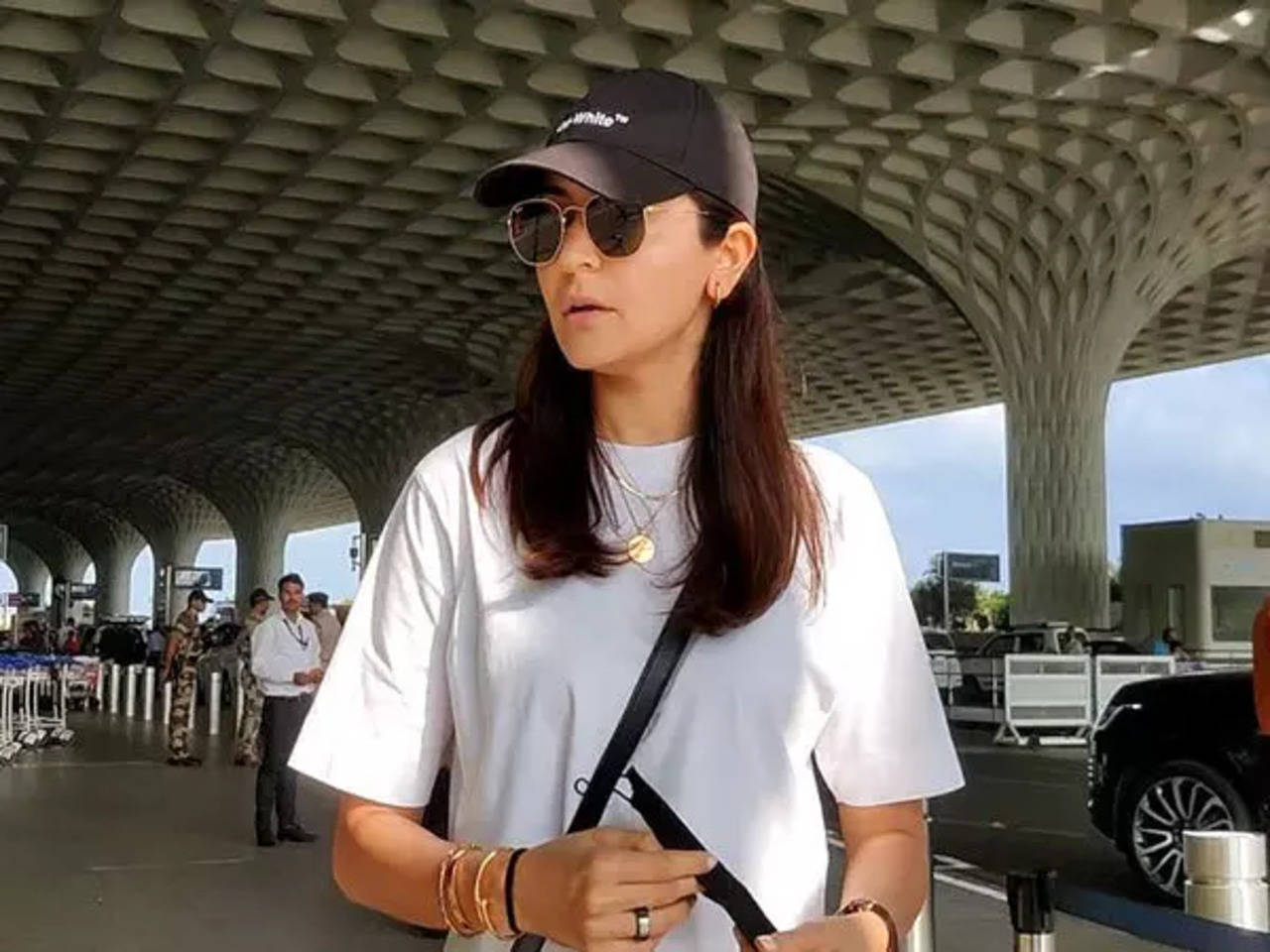 Anushka Sharma flies out of Mumbai in a slouchy T-shirt, jeans and Louis  Vuitton bag