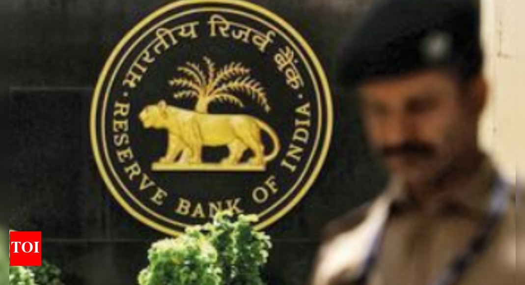 Traders hail RBI move, political parties blast Union government ...