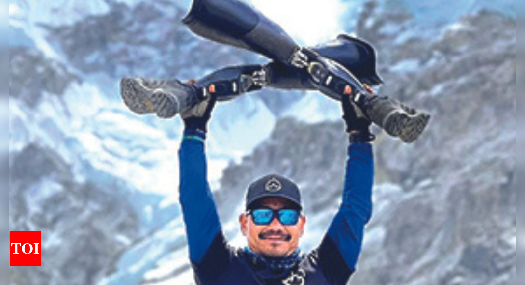 Army vet makes history as first double above-knee amputee to scale Everest