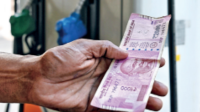 People using petrol pumps as banks, say operators; markets turn away those producing Rs 2,000 notes