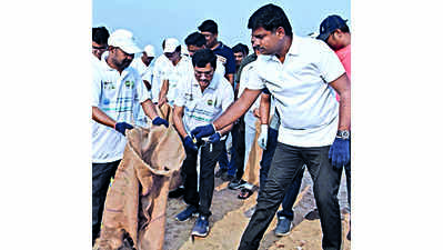 Minister, top officials join G20 beach clean-up