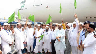 First batch of Haj pilgrims fly out of Kolkata