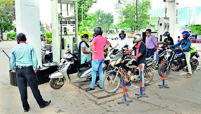 Fuel stations in state turn into ‘banks’ for exchanging ₹2k notes