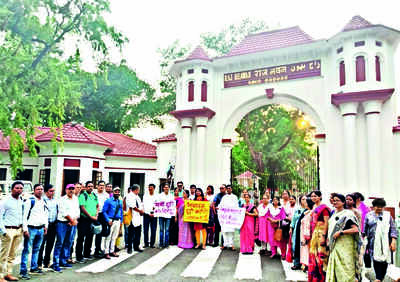 State varsity teachers protest against governor’s leave curtailment order