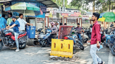 Parking problems peeve visitors at Pune rly station